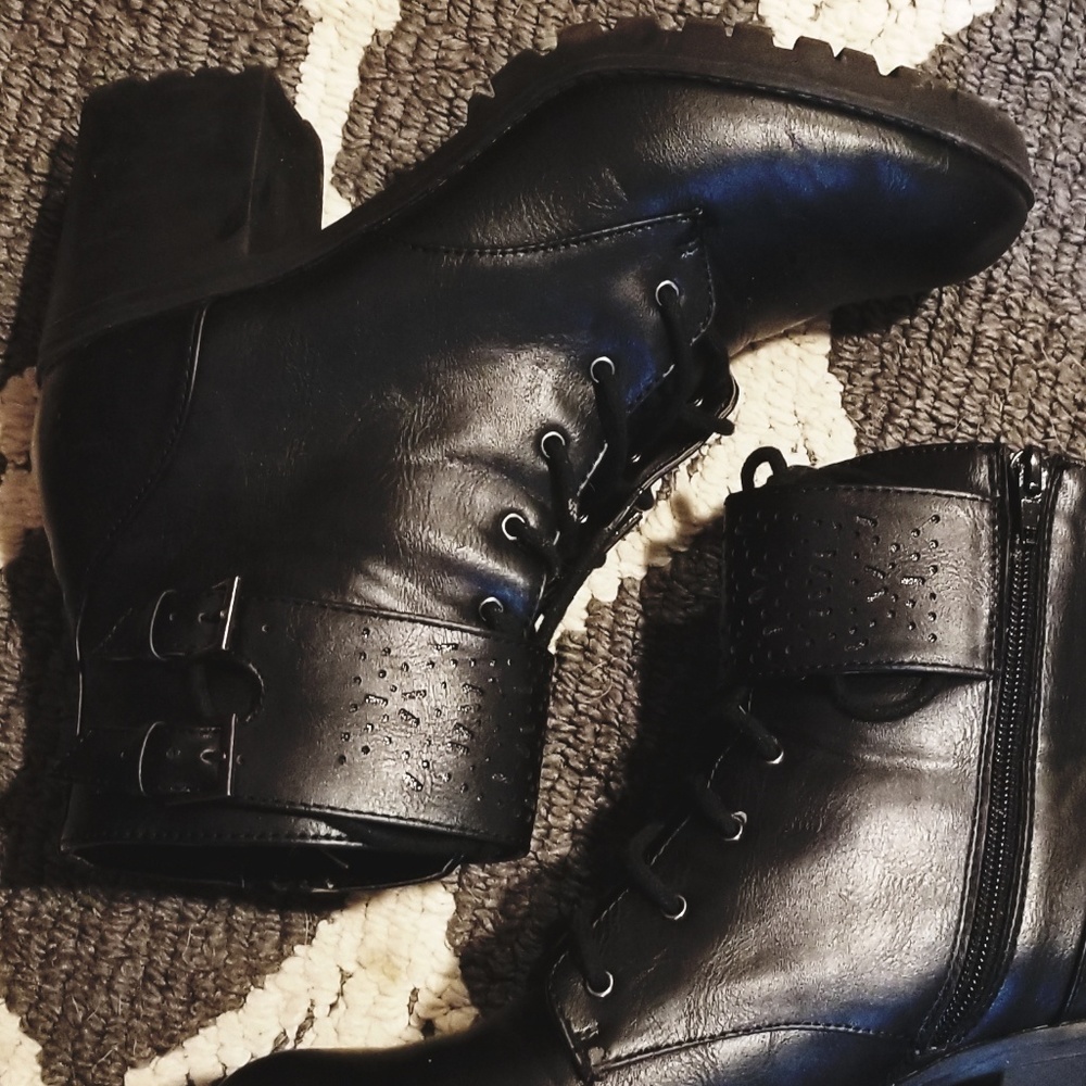 Size 9 womens black combat bootie with heel